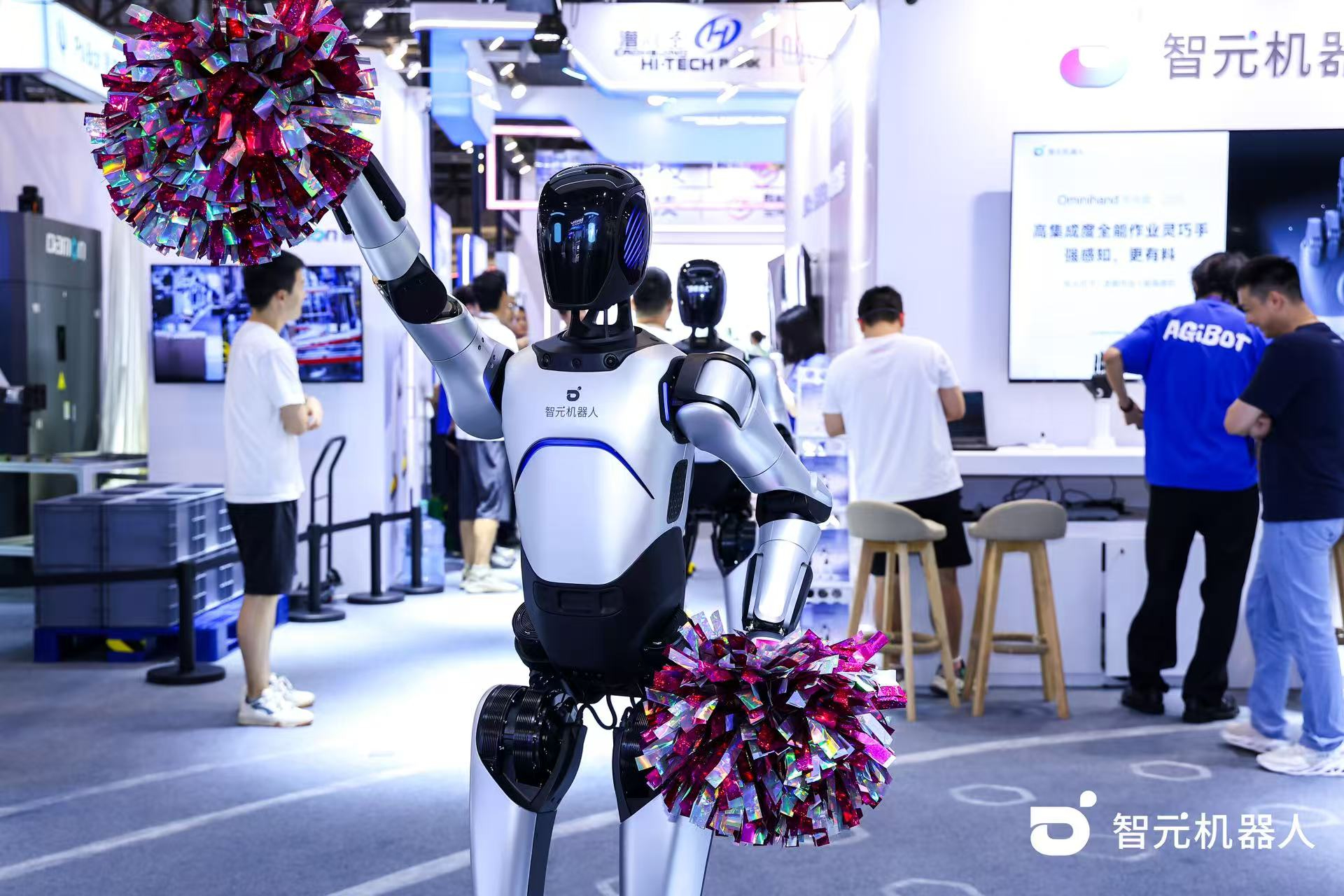 JS Game机器人 WAIC 首日展台火爆，机器人家族集体打工忙不停